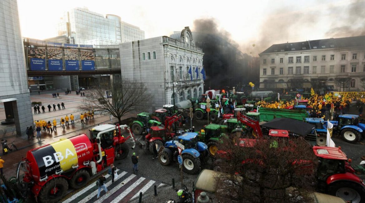 EU-Parlament abgeriegelt – wütende Bauern legen Feuer…